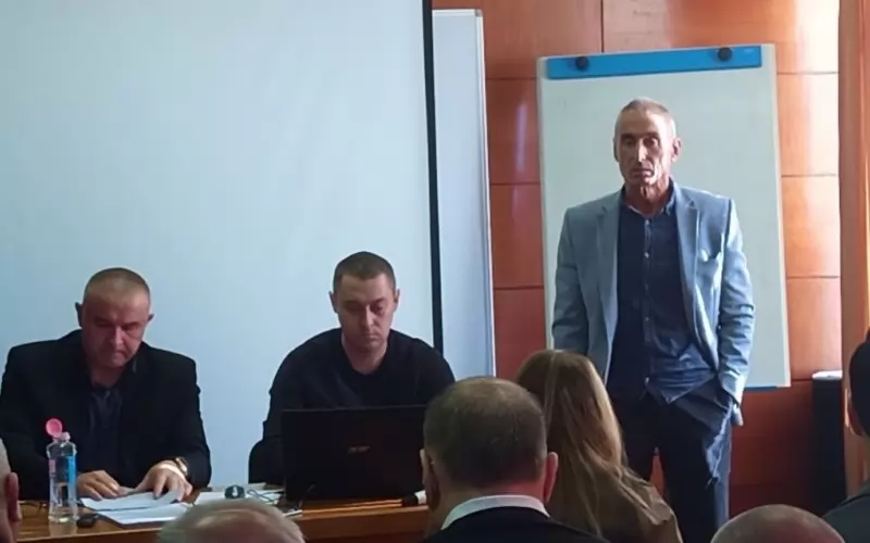 Новият президент на федерацията по вдигане на тежести Асен Златев (вдясно) говори пред делегатите на извънредното общо събрание, а досегашният - Стефан Ботев (вляво), преглежда книжата за провеждащия се форум.