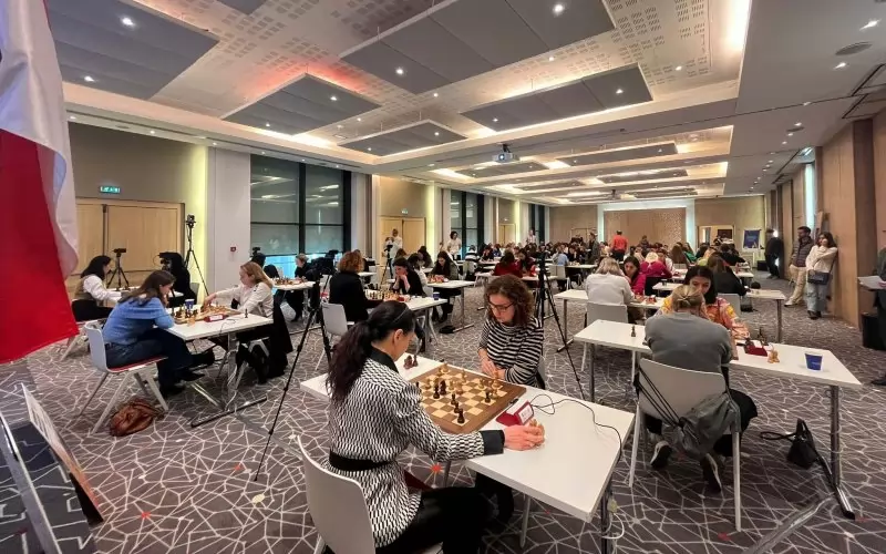 Антоанета Стефанова (от дясната страна на масата вляво) остана на половин точка от медалите на Евро 2025.