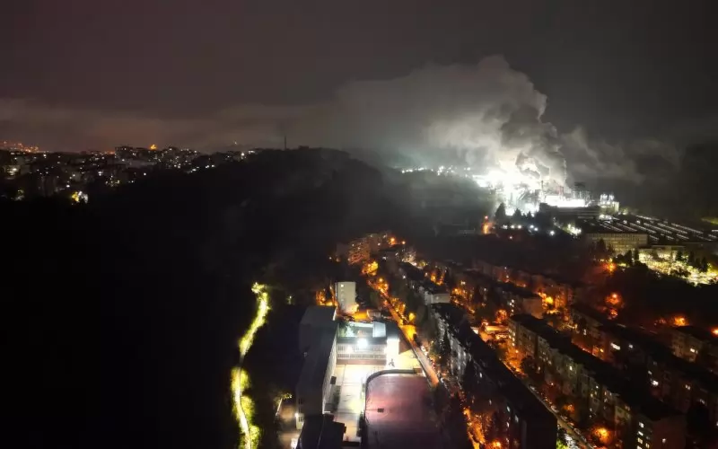 От завода уверяват населението, че водните пари са безвредни - нещо, което то знае добре, но не коментират синкавата мъгла, с която обгазяват града.