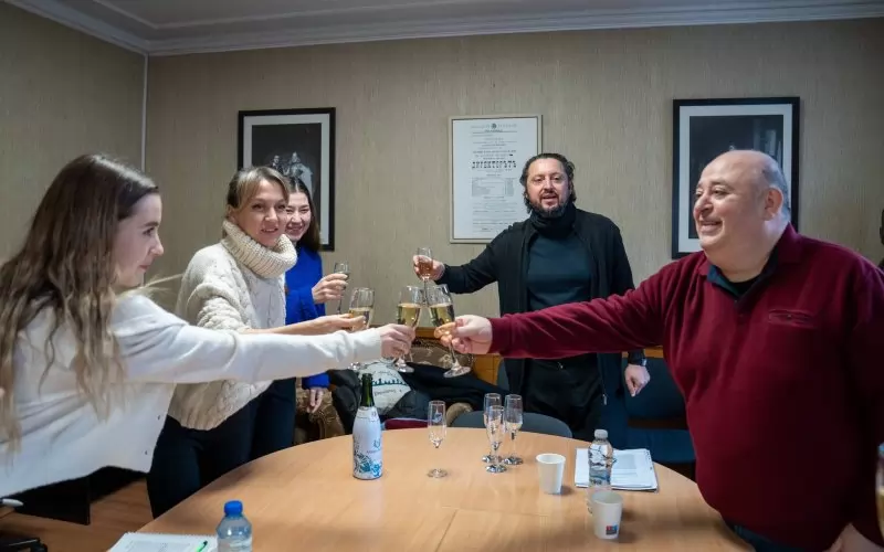 Любо Нейков, режисьорът Стефан Спасов и актрисите вдигат наздравица за успех на бъдещия спектакъл. 