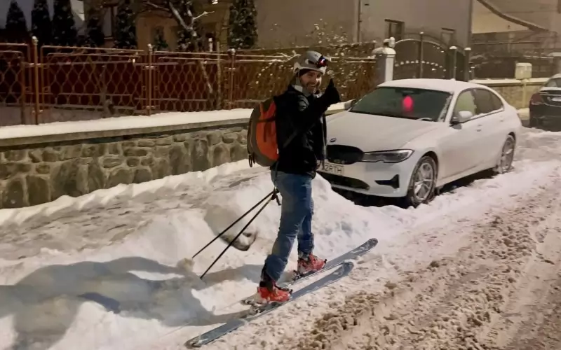 Гражданин на Сибиу отива на работа със ски.