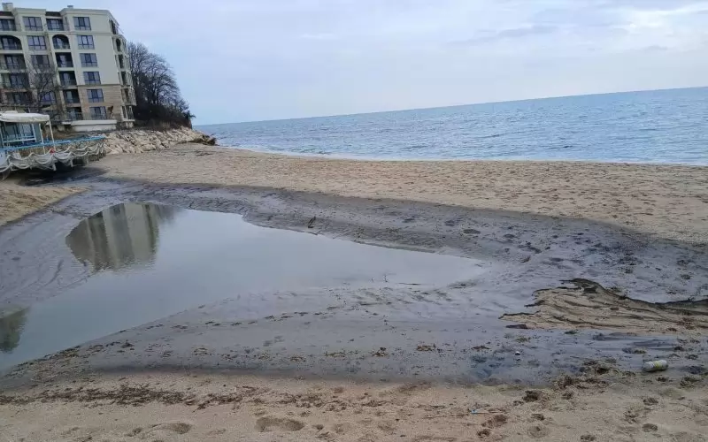 Черно езеро на пясъка.