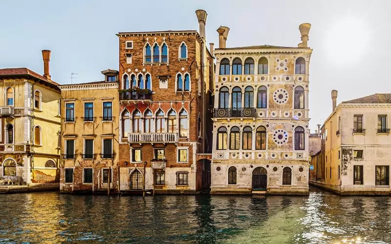 Фасадата на палацо "Дарио" е леко килната вдясно.