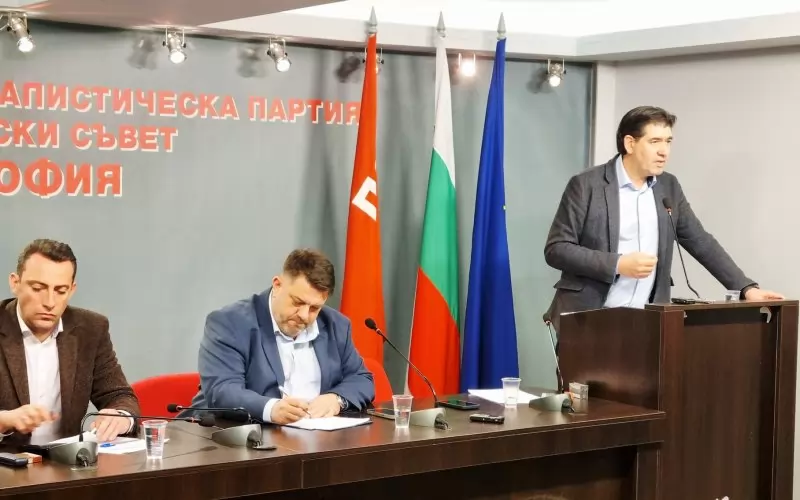 Иван Таков (вдясно) на практика отправи предизвикателство на партийния водач Атанас Зафиров (в средата).