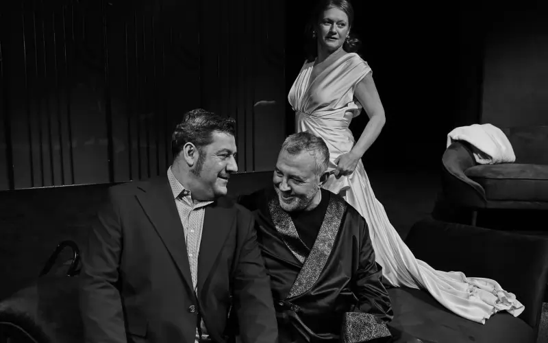 Христо Мутафчиев и Евгени Будинов в сцена от спектакъла, а зад тях - Гергана Плетньова.