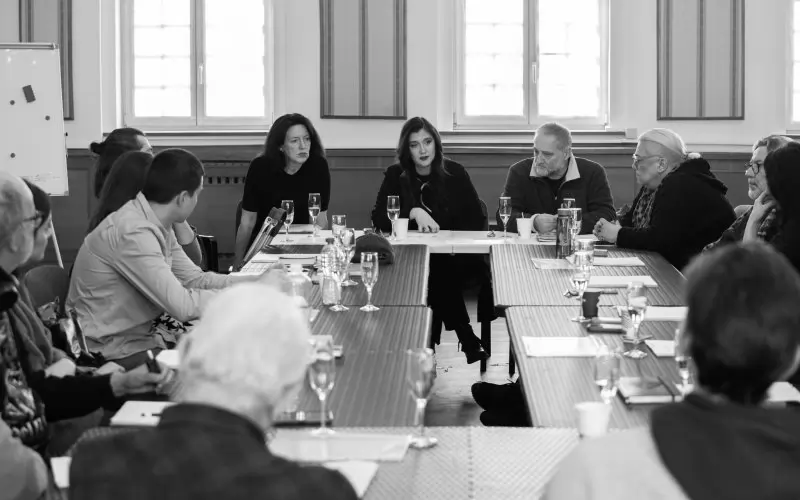 Диана Добрева (в центъра), Александър Секулов и екипът по време на първа репетиция.