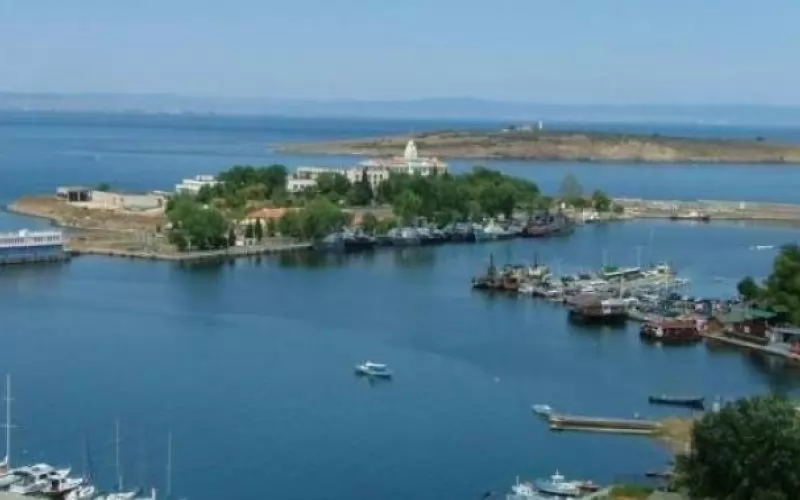 Остров „Св. св. Кирик и Юлита“ е с площ около 80 декара и е разположен на 250 метра от брега на Сопозол, като е единственият остров по българското Черноморие, свързан със сушата чрез вълнолом. 