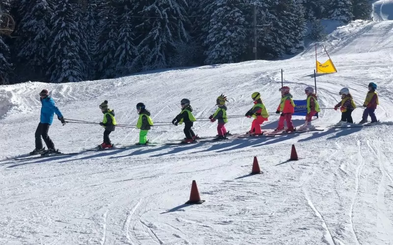 Децата обожават планината, но достъпът става все по-труден. 