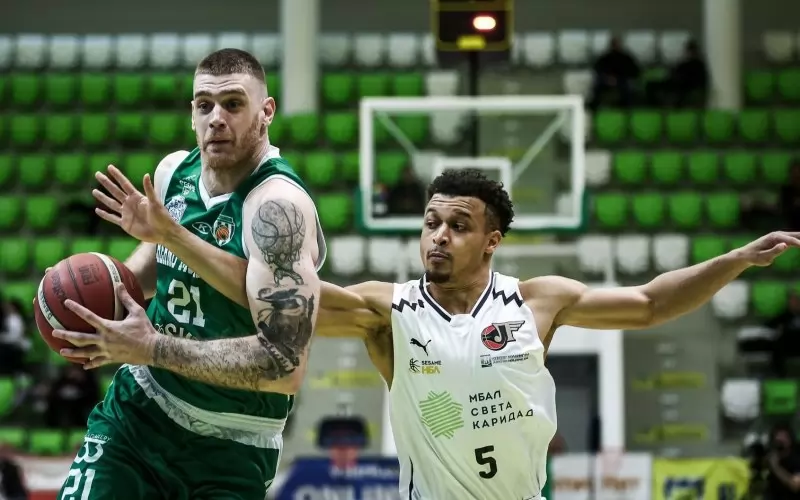 Грант Сингълтън (№5) опитва да избие топката от ръцете на Иван Карачич (№21) от "Черно море Тича"