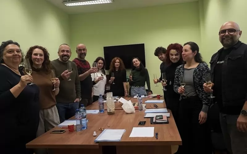 Екипът на "Началото на края" се готви за първа репетиция.