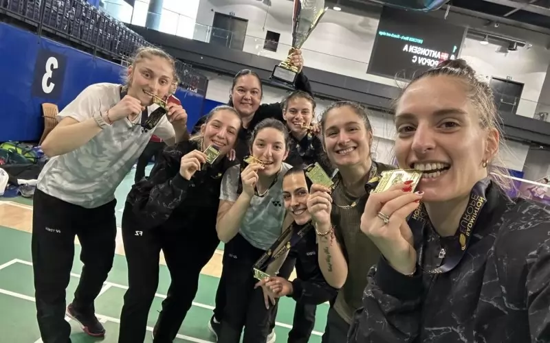 Националният треньор Петя Неделчева (отзад) позира с купата и отбора, който пренаписа историята на българския бадминтон