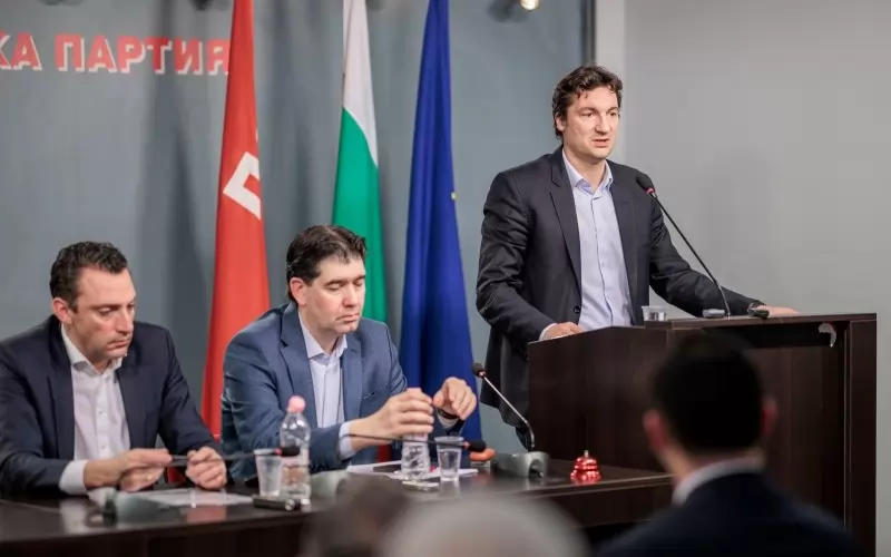 Като един от заместниците на Крум Зарков остава Иван Таков (в средата), който беше зам.-председател и при Атанас Зафиров.