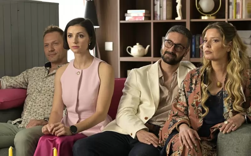 Орлин Павлова, Валентина Каролева, Стелиян Стоянов и Алекс Сърчаджиева гледат така, както драгият зрител би гледал на този филм.