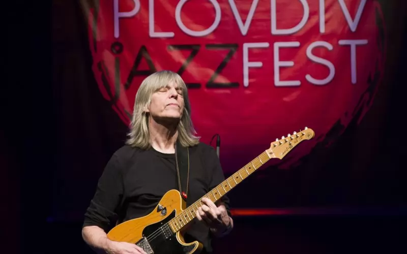 Виртуозът Майк Стърн вече е стар познайник на почитателите на джаза в Пловдив.