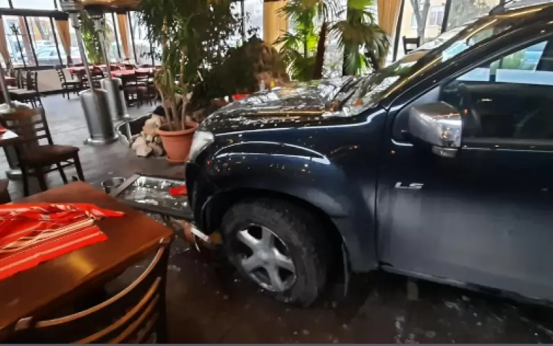 Джипът е влязъл дълбоко в ресторанта