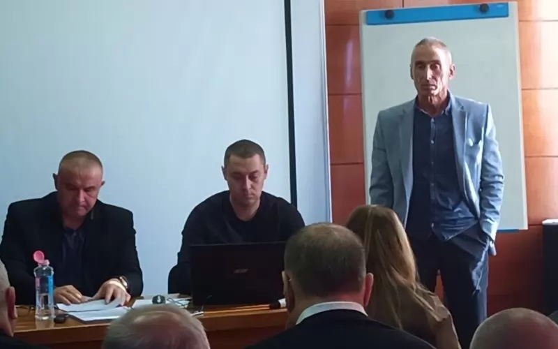 На 15 декември клубовете гласуваха срещу Стефан Ботев (вляво) и избраха Асен Златев, но заради жалби Ботев все още е президент, макар да прехвърля вината към съперника си