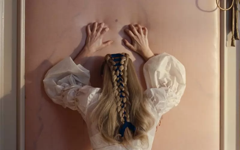 Марго Роби яростно се съпротивлява срещу съсипването на литературната класика.