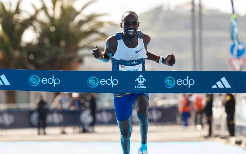 Джейкъб Киплимо пресича с усмивка на лице финала на полумаратона в Лисабон