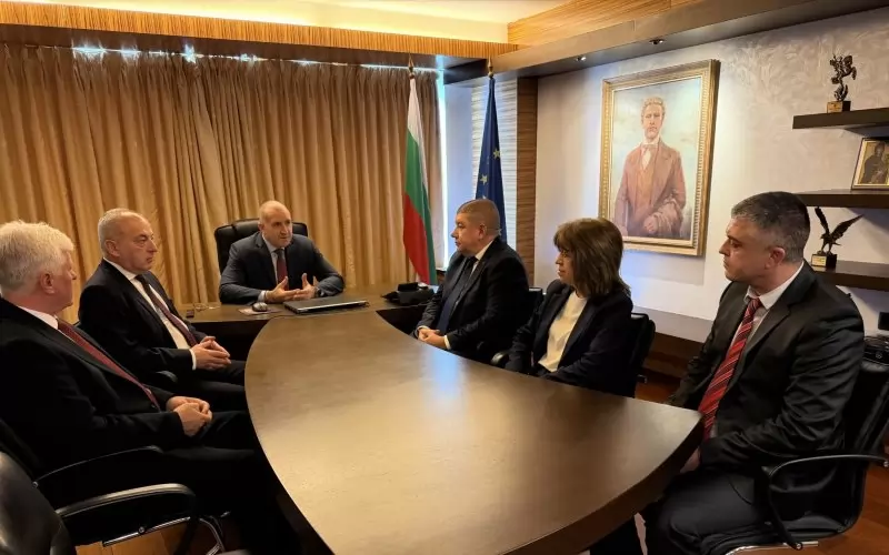 Румен Радев с колегите си Димитър Стоянов и Гълъб Донев (от лявата му страна), и Атанас Калчев, Елена Нонева и Тодор Барболов (от дясната).