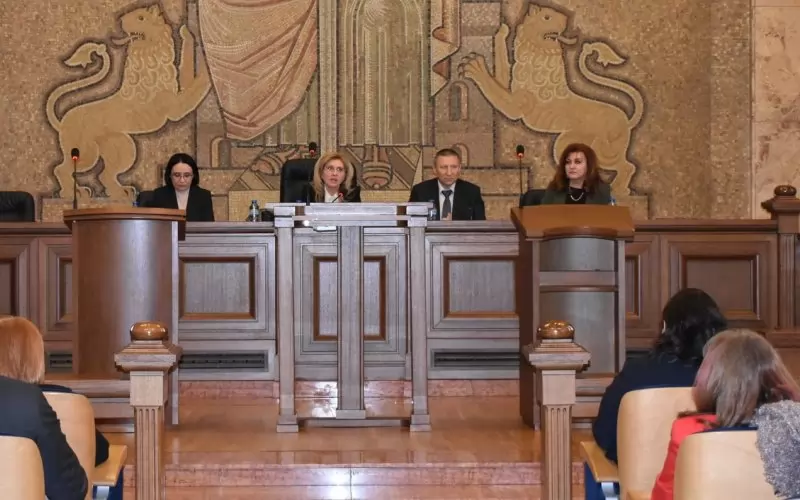 Макар и обявен за нелегитимен от върховния съд, Сарафов няма никакви скрупули да се явява по отчетните събрания на прокуратурите. В случая - на Софийската градска прокуратура, проведено на 12 март. Вляво от него е новоизбраната шефка на СГП Емилия Русинова, посочена от европейския прокурор Теодора Георгиева като човека, завел я в "Осемте джуджета" при Петьо Петров - Еврото.