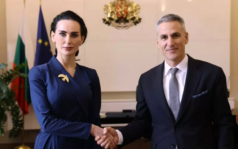 Служебният премиер Андрей Гюров и посланикът на Украйна в София Олеся Илашчук се ръкуват след края на срещата си на "Дондуков" 1.