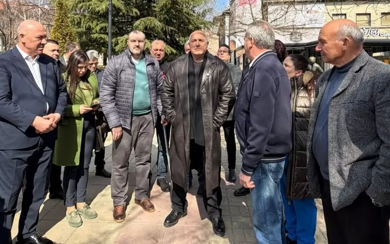 Водачът на ГЕРБ с поддръжници в Айтос.