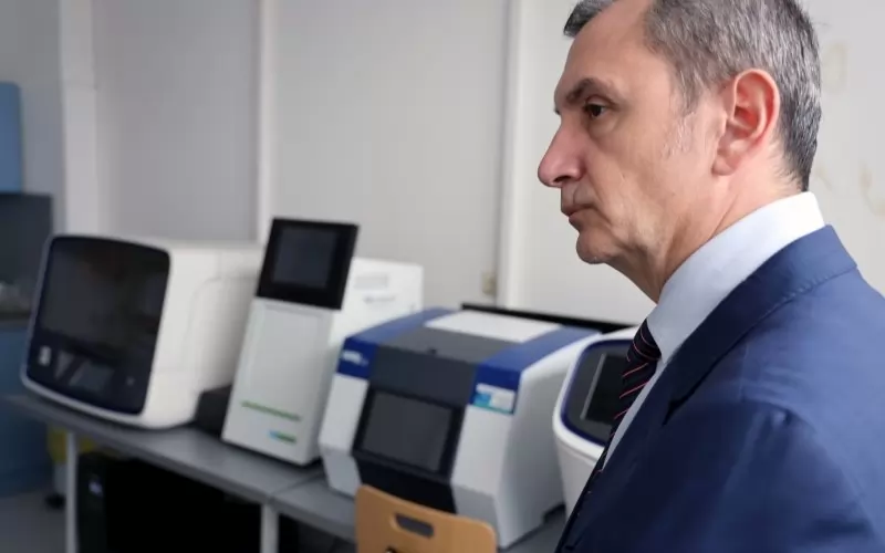 Министър Околийски посети днес лабораторията в "Майчин дом".