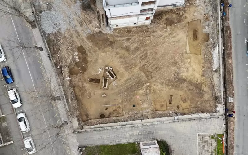 Дворът на училището от птичи поглед.