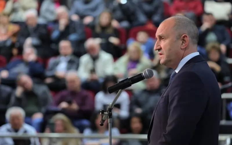 Многолюдните предизборни събития, в които участва бившият президент, повдигнаха въпроси за финансирането на кампанията му.