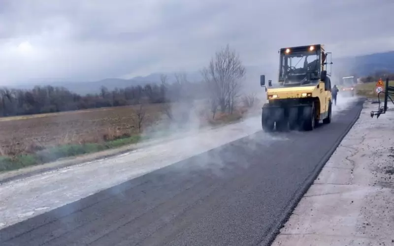 "В района на Костенец и Долна баня вече се асфалтира след намесата на правителството миналата седмица", съобщи във "Фейсбук" кандидат-депутатът от ПП-ДБ Георги Филипов, който първи сигнализира за спрялата работа по отсечката от маршрута на "Джиро д`Италия" в България.