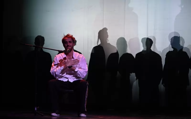 В ролята на Беранже в "Носорози" е популярният в Северна Македония актьор Шкелким Ислами. 