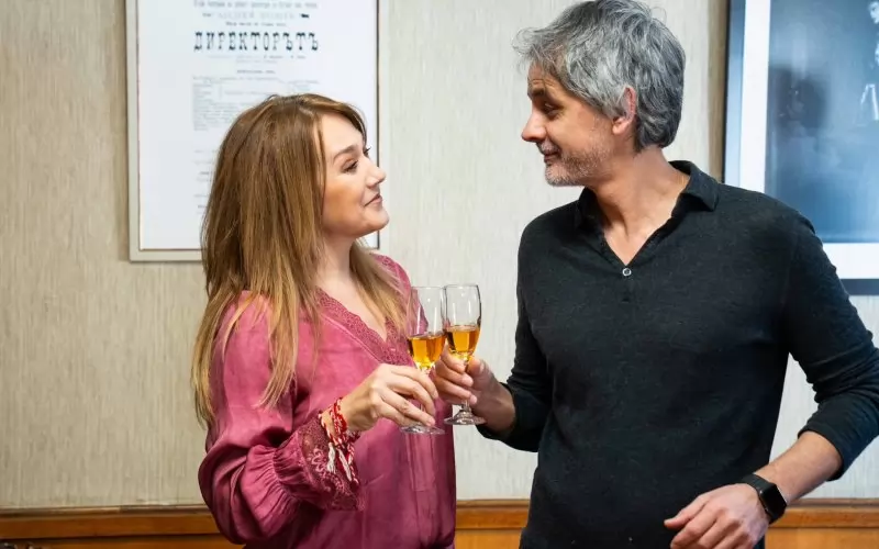 Биляна Петринска и режисьорът Стоян Радев вдигат тост за успеха на бъдещия моноспектакъл.
