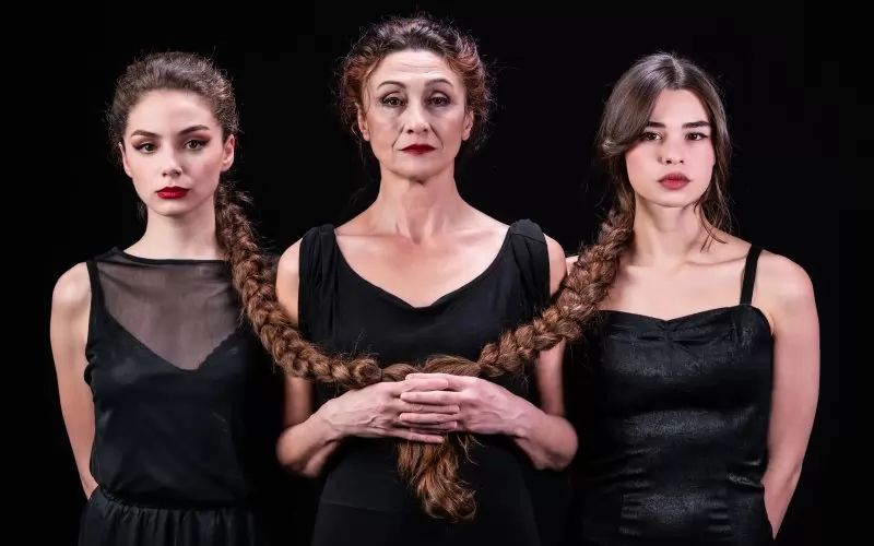 Жана Рашева (в центъра), Александра Свиленова (вляво) и Кремена Славчева са строга майка и двете ѝ дъщери в спектакъла.