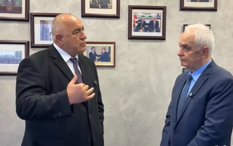 Лидерът на ГЕРБ се държи така сякаш военният министър е представител на партията му в правителството.