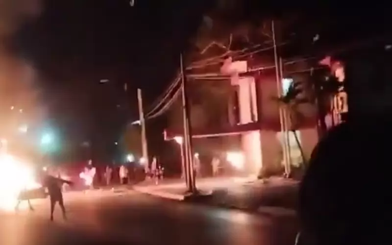 Протестиращите започнаха да палят партийни централи