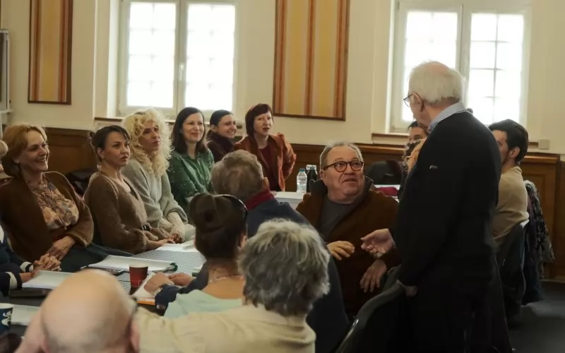 Слободан Унковски (прав) разговаря с единия си Арпагон - Георги Мамалев, по време на първа репетиция.