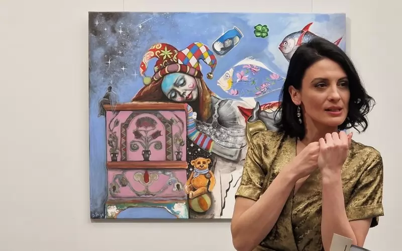 Актрисата художник Диана Димитрова пред една от своите знакови картини - "Шкафче от детството".