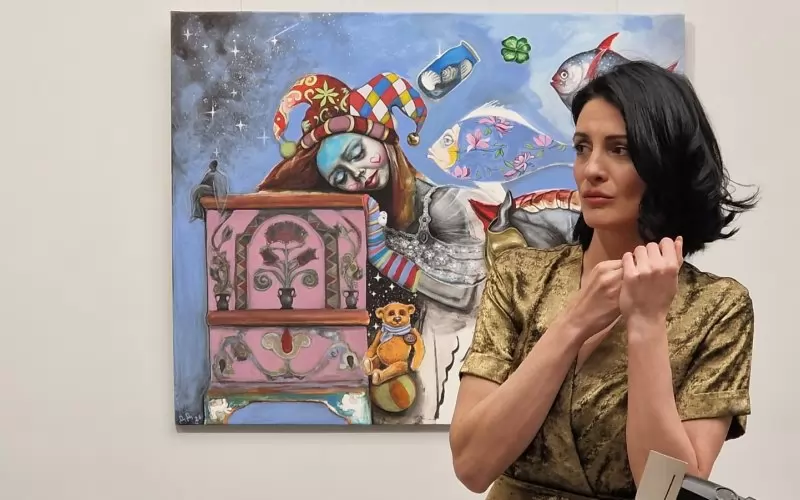 Актрисата художник Диана Димитрова пред една от своите знакови картини - "Шкафче от детството".