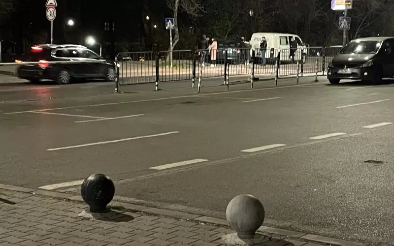 До късно през нощта на четвъртък срещу петък буса на криминалистичната лаборатория събираше доказателства и свидетелски показания в района на стадион "Васил Левски"