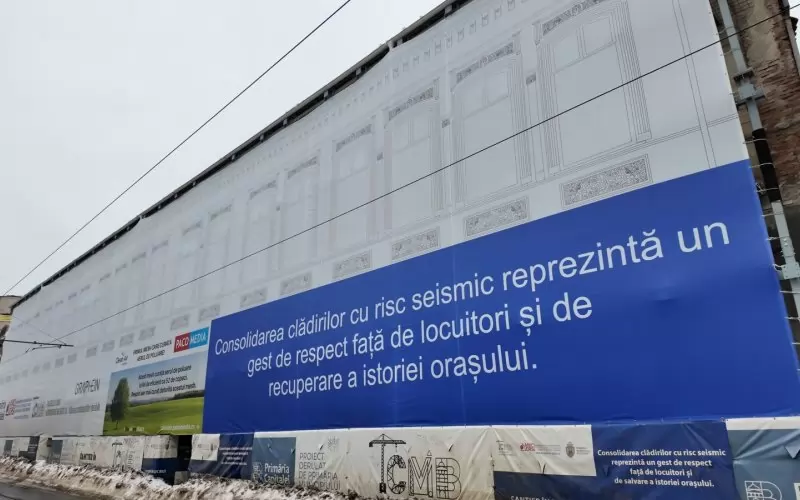 Ханът в момента. „Укрепването на сгради със сеизмичен риск е жест на уважение към жителите и на възстановяване на историята на града“, пише върху синия фон на паното.

