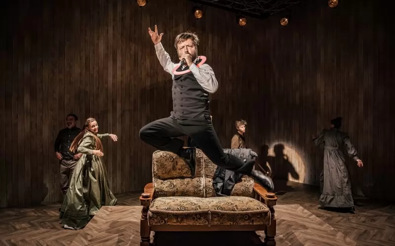  "Сага за семейство Маркс" предлага ироничен поглед към бащата на диалектическия материализъм.