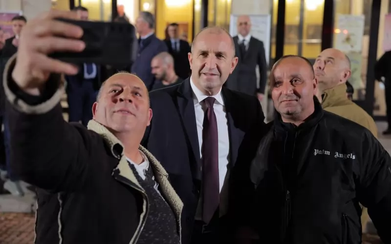 Радев се снима, но на въпроси на журналисти не отговаря.