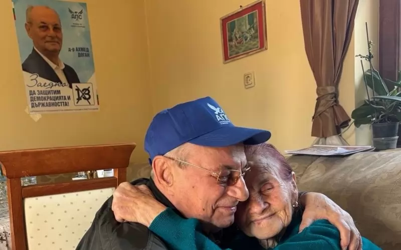 Ахмед Доган отиде по време на предизборната кампания, за да види майка си Демирие.