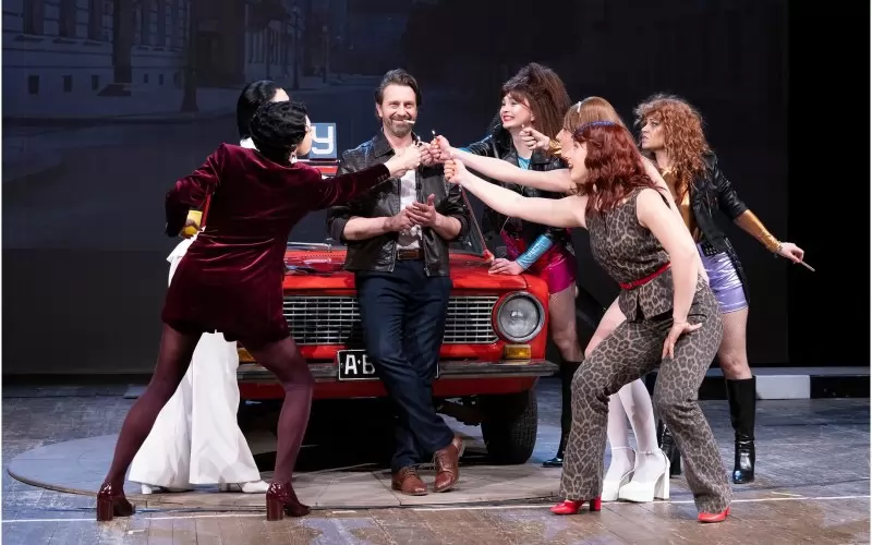 Яким на Калин Врачански, заобиколен от своите обожателки в "Дами канят".