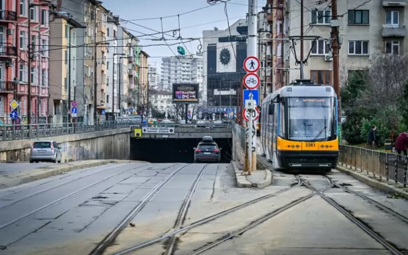 Трасето бе преместено временно покрай строителството на метрото, и остана така с години въпреки протестите. 