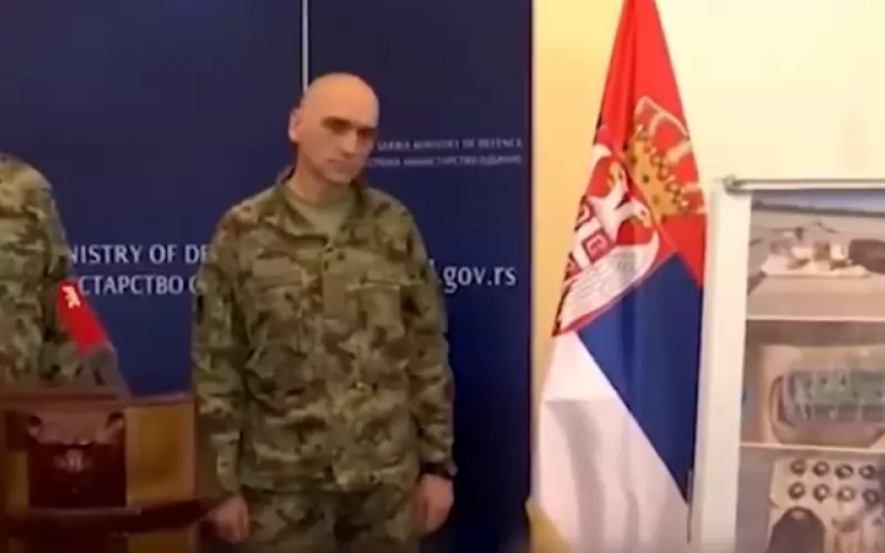 Представители на сръбските спецслужби показват намерените експлозиви до газопровода "Балкански поток"