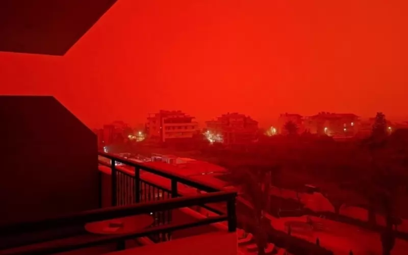 Явлението се дължи на пренос на прахови частици от Северна Африка към Източното Средиземноморие при определени атмосферни условия.

