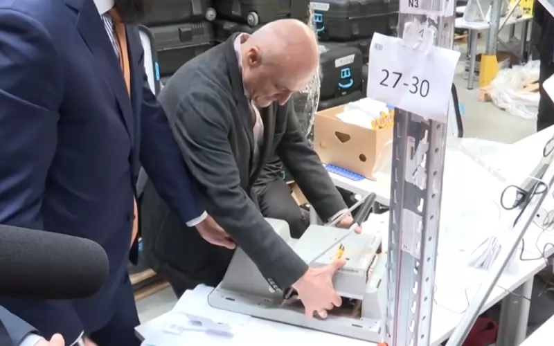 Административният секретар на ГЕРБ Цветомир Паунов отваря една от машините за гласуване.