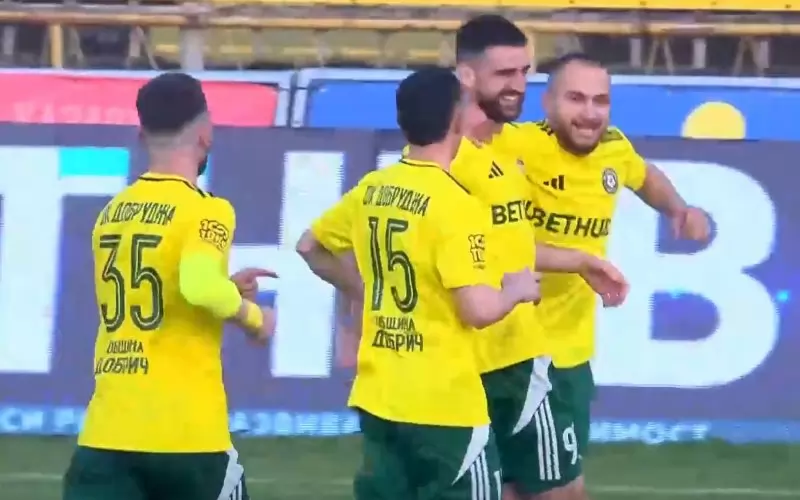 Щастливият Ивайло Михайлов приема поздравления от съотборниците си за изравнителния гол срещу "Левски"