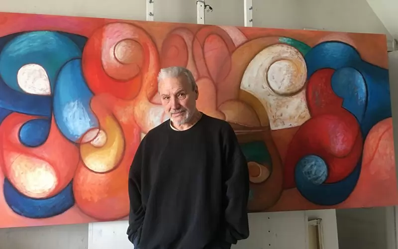 Художникът Георги Алайков Шопкин пред едно от своите голямоформатни платна.